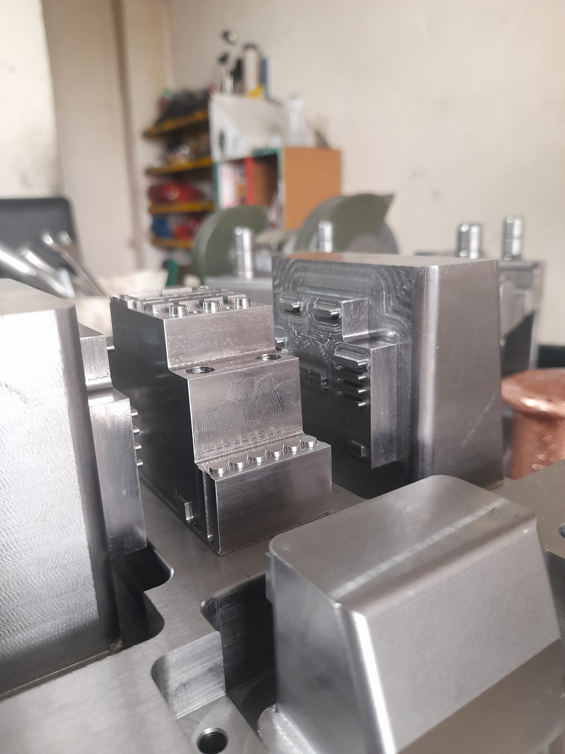 طراحی اجزای تکمیلی و اسمبل کردن قطعات قالب