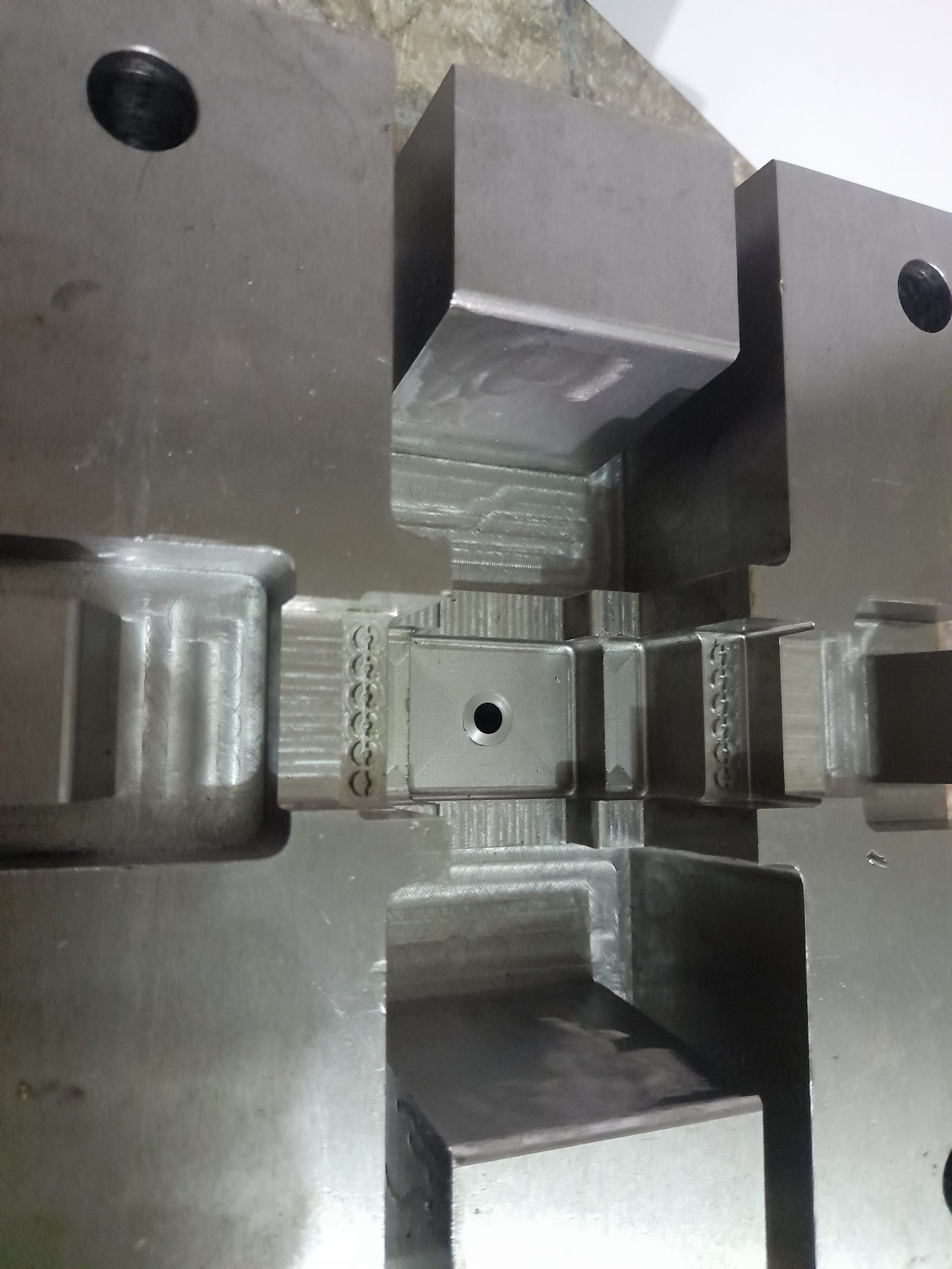 قالب ساز تزریق پلاستیک حرفه ای