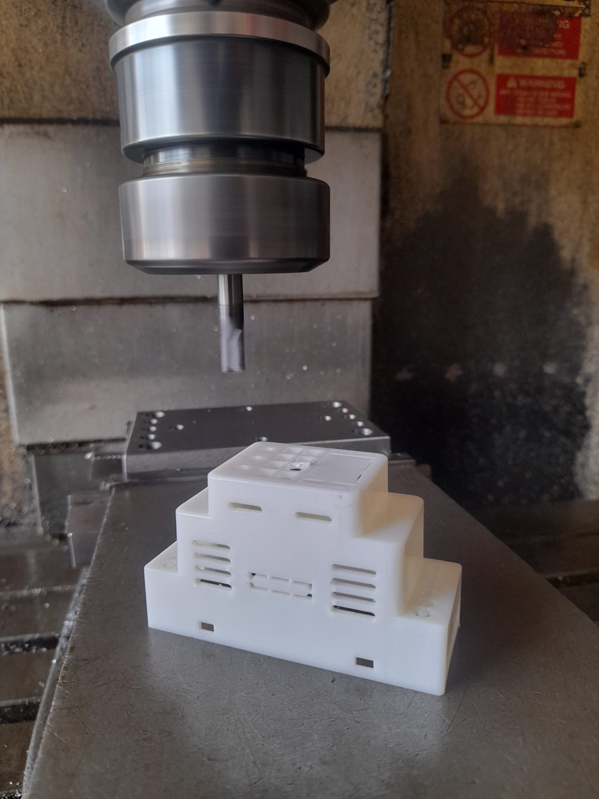 تجربه کاری در صنایع گوناگون و کار با مواد اولیه مختلف